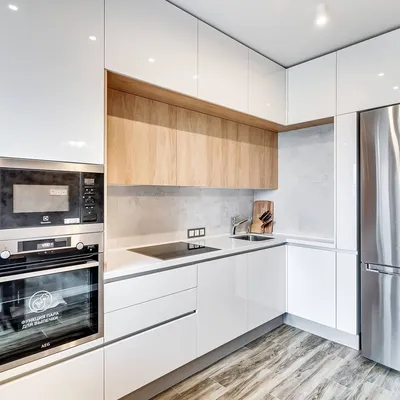 серая угловая кухня со встроенным холодильником | Современные белые кухни,  Интерьер кухни, Серые кухни
