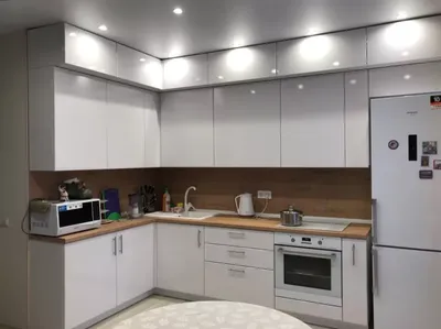 Прямая белая кухня со шкафами под дерево и встроенным холодильником |  Купить в Москве