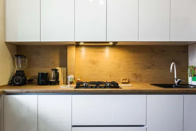 Белая кухня с деревяной столешницей - примеры реальных проекторв