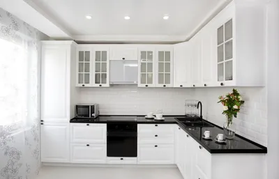 Белая угловая кухня с крашеными фасадами в неоклассическом стиле с  пластиковой столешницей за 176000 рублей от Кухнидар. Фото и проектная  документация