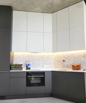 Угловая кухня «Мария» из ЛДСП Egger белая со встроенной техникой купить от  производителя на заказ в Москве недорого