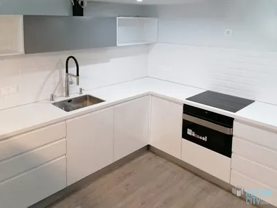 Белая глянцевая угловая кухня