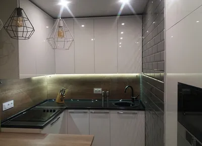 Белая угловая кухня с крашеными фасадами в неоклассическом стиле с  пластиковой столешницей за 210000 рублей от Кухнидар. Фото и проектная  документация