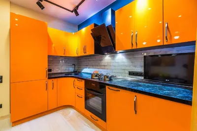 Угловая кухня с яркими оранжевыми фасадами сверху и серыми фасадами снизу -  на заказ в Москве