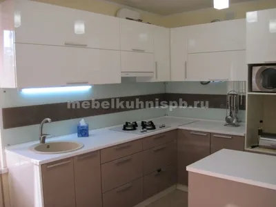 Небольшая кухня с холодильником и микроволновкой - Кухни на заказ по  индивидуальным размерам в Москве