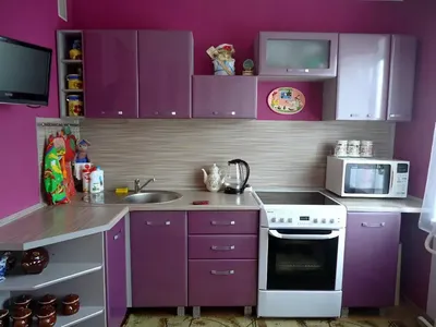 Выбрать кухню цвета фуксия в Петрозаводске. Кухонная мебель и столовые  группы в салоне Арт-Мебель.