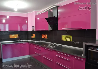 Угловая кухня из пластика цвета \"Фуксии\" с черным