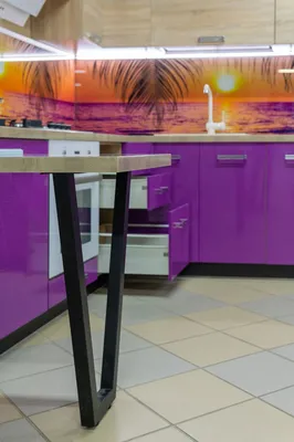 Кухня Фуксия с фасадами из МДФ со скрытой ручкой — выполненные проекты  компании «Кухни от природы»