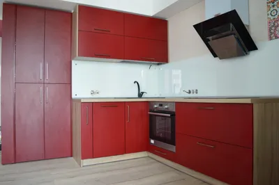 Кухня красная из крашеного МДФ с ровными фасадами и барной стойкой - модель  2