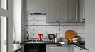 Дизайн зеленой кухни 5,5 кв. м со стиральной машиной и фартуком мозаикой |  Кухня, Перепланировка кухни, Маленькая кухня