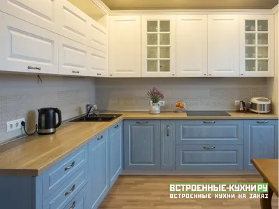 Угловая кухня в голубых тонах с фрезеровкой - Кухни на заказ по  индивидуальным размерам в Москве