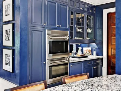 Кухня сочетание белый с синим, Необычные зеркала. Остров, барная стойка.  Синие стулья и шторы. | Interior, Decor, Home decor
