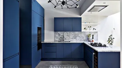 Студия дизайна BALCÓN on Instagram: “Кухня в современном стиле✨☄ Фасад кухни  в бело-голубых тонах со скрытыми ручками, серые стены и порт… | Кухня,  Интерьер, Дизайн