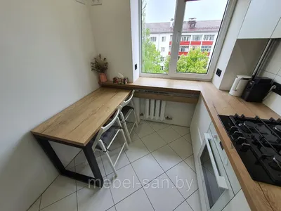 Белая угловая кухня 8 кв м с мойкой у окна (8 фото)