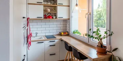 Кухня со столешницей у окна – советы по расположению модулей и комплектации  нестандартной мебели | KRONAS