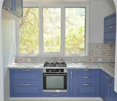 Кухня с окном: где разместить мебель и предметы обстановки