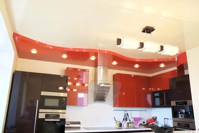 Натяжные потолки на кухне, отзывы на которые исключительно положительные,  можно заказать в нашей фирме.