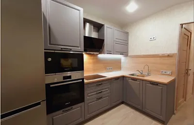Современный кухонный гарнитур в кухню 9 метров