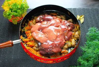 Куриные сердечки и печень в сметане на сковороде рецепт с фото пошагово -  1000.menu