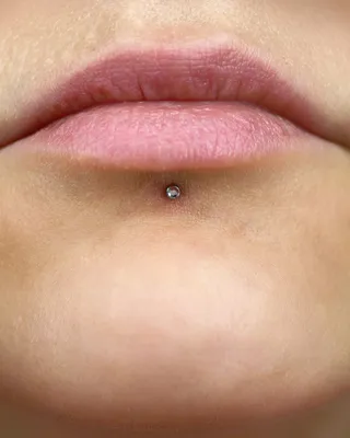 Прокол лабрет для губы в Москве | Студия пирсинга «Piercing.Wiki»