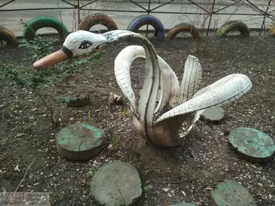 Опасные лебеди и аисты: в Украине хотят запретить садовые поделки из  покрышек (фото) — УСІ Online