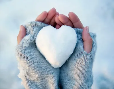 ледяное сердце на белом фоне символ холода и хрупкости. Иллюстрация штока -  иллюстрации насчитывающей романтично, холодно: 274512815