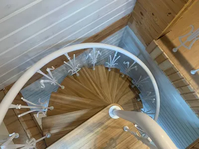 Деревянная лестница на мансарду и фото готовых изделий