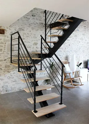 Лестница на одном косоуре с забежными ступенями, преимущества лестниц на  монокосоурах, забежные ступеньки