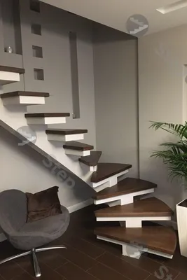 Лестница на центральном металлическом косоуре (монокосоур) с площадкой -  купить лестницу на металлокаркасе на заказ в Москве
