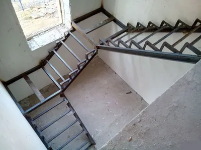 Металлическая лестница на второй этаж в частном доме, железно-деревянная на  2 этаж дачи