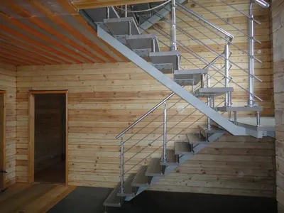 Двухмаршевая лестница с площадкой - заказать изготовление и монтаж у завода  металлоконструкции Арес по низким ценам