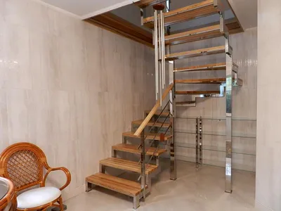 Компактная лестница на второй этаж в частном доме, маленькая (мини)  винтовая лестница на 2 этаж в узкий проем (Москва)
