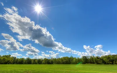 синее летнее небо, покрытое белыми облаками Стоковое Изображение -  изображение насчитывающей высыпание, покрыто: 223887691