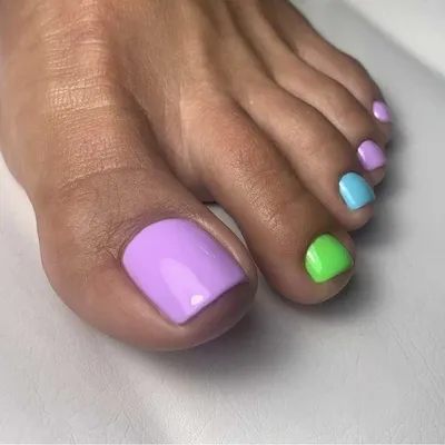 Яркий летний педикюр 2020-2021: новинки и фото идеи | Neon toe nails,  Summer toe nails, Gel toe nails