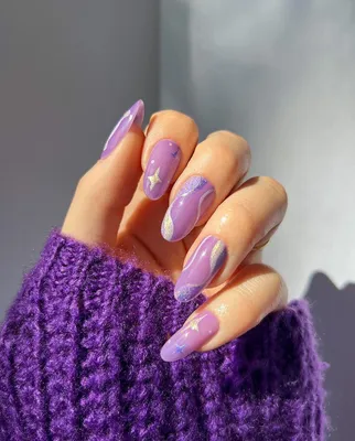 Фиолетовый маникюр со звездами и блестками — самый стильный дизайн ногтей  на зиму 2024 | theGirl