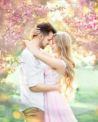 мужчина целуется и обнимает улыбающуюся девушку. любовь и нежность.  закрыть. вертикальный Стоковое Фото - изображение насчитывающей семья,  взорвать: 261098826