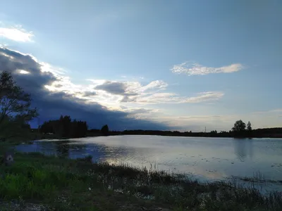 Пара в любви в природе осени. Дата любителей романтическая, весело вместе  на открытом воздухе. Парень с девушкой, на набережной ря Стоковое Фото -  изображение насчитывающей страсть, счастливо: 178547026