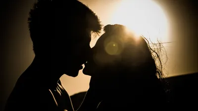 Страстный поцелуй пары. Романтический и любовь. Чувственная стонать девушка  с парнем из желания ласковое во время прелюдия или Стоковое Изображение -  изображение насчитывающей нежно, день: 171625057