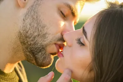 Поцелуй пары в любви. Портрет молодого красивого поцелуя пар в день осени  солнечном. Стоковое Изображение - изображение насчитывающей поцелуи,  всполошено: 202304465
