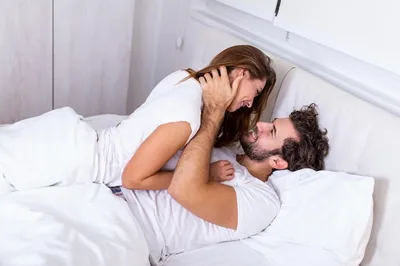 Чувственные пары в любов в кровати Стоковое Фото - изображение  насчитывающей отдых, романско: 133547826