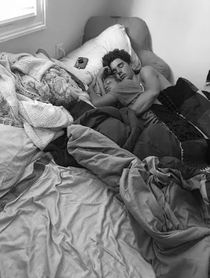 Счастливая пара в любви, лежа на кровати, вид сверху :: Стоковая фотография  :: Pixel-Shot Studio