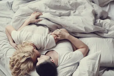 Пара в любви обнимает в кровати Стоковое Изображение - изображение  насчитывающей обнимать, дом: 182858571