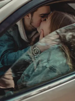 Красивые пары в любви в машине Стоковое Фото - изображение насчитывающей  рука, желание: 184255230