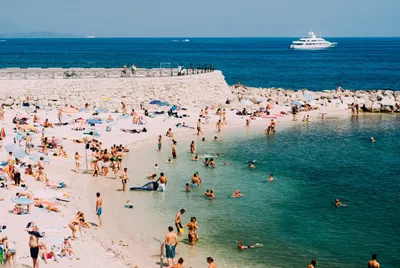 Пляж, море, много отдыхать людей. Редакционное Фото - изображение  насчитывающей украина, благополучие: 31585316