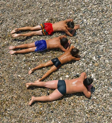 Отдыхающие на пляже люди (38 фото) - 38 фото