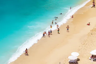 Очередь к морю и ни одного свободного лежака. Пляжи Анапы забиты туристами  даже в будние дни - KP.RU