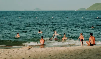 В выходные отдыхающие заполонили палангский пляж: как люди выполняют  указание министра - Delfi RU