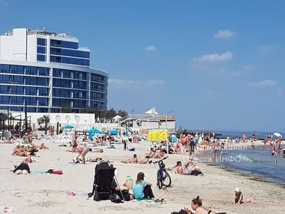 Летние фото людей на пляже: обои для рабочего стола в iOS стиле | Люди на  море Фото №1293720 скачать