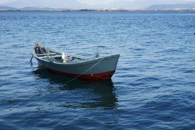 Лодка на воде рисунок - 75 фото