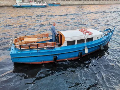 Традиционная рыбацкая лодка в воде и чаек Бахрейна Стоковое Изображение -  изображение насчитывающей сосуд, рейс: 189838029